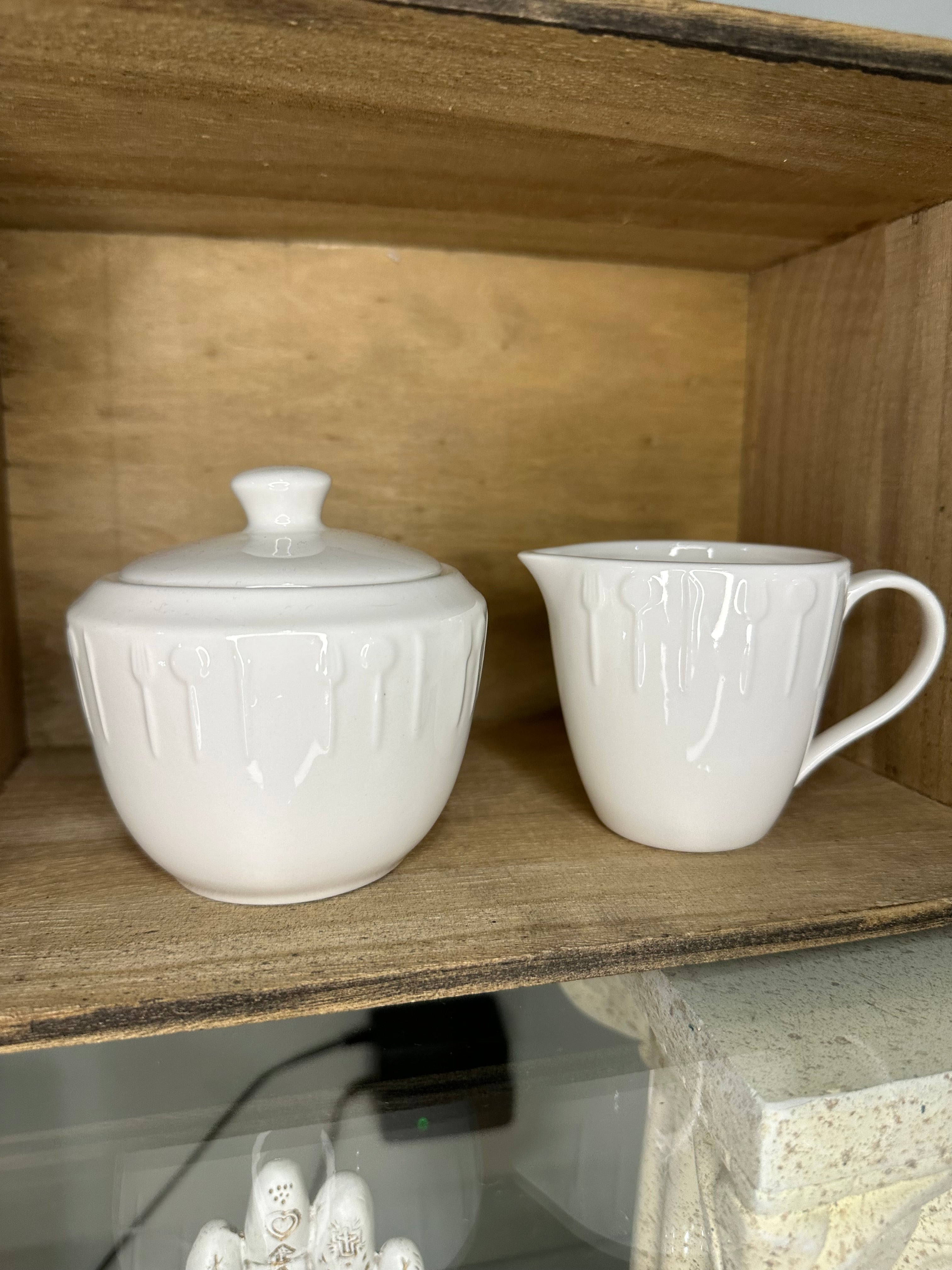 White porcelain creamer and sugar set featuring minimalist drip design, perfect for shabby chic kitchen or dining décor.